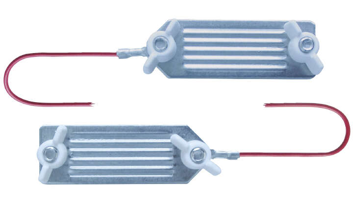 446061 Zwei metallische Heizplatten mit roten Drähten, zur Verwendung in elektrischen Geräten.